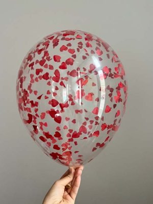 romanticky balonek s konfetami